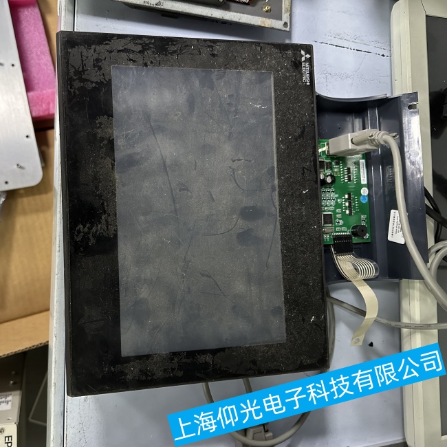 四川三菱觸摸屏A985GOT-TBD通電幾分鐘后屏幕變成藍屏故障維修服務誠信企業
